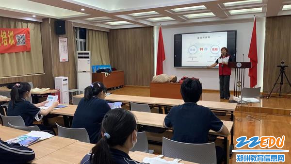 郑建梅主任对学生进行青春期教育