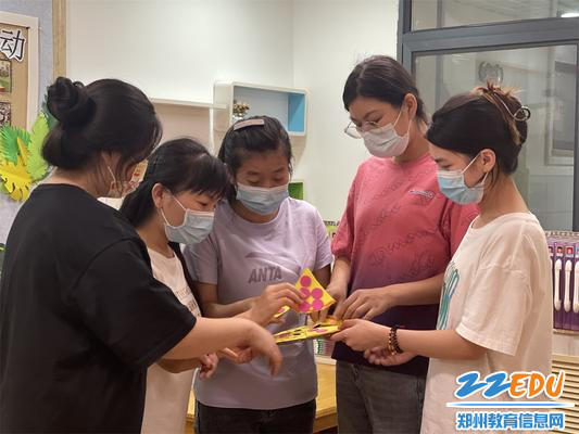 3教师们讨论自制玩教具