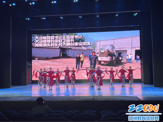 欣赏村民表演河洛大鼓