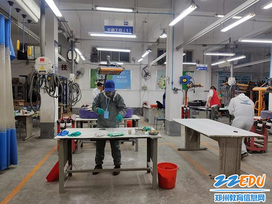涂装赛项选手正在选择砂纸