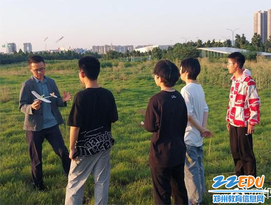 学校航模队辅导教师张亚伟指导队员飞行细节