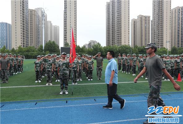11李国喜校长检阅军训成果
