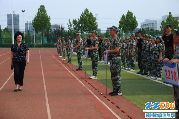 2校长韦艳春检阅军训方阵