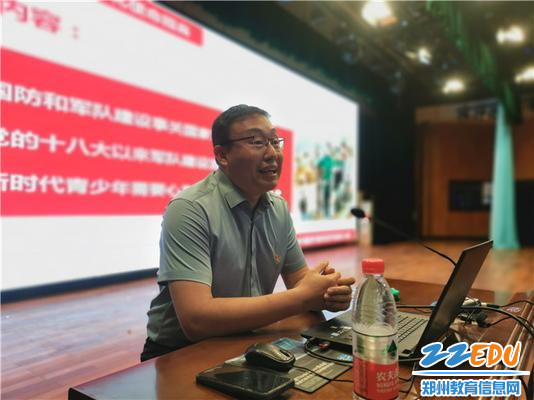 5韩树栋老师进行国防教育讲座