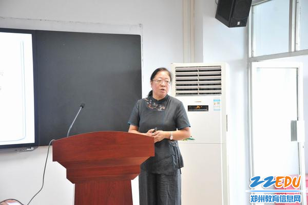 学校副校长孟慧娟汇报发言