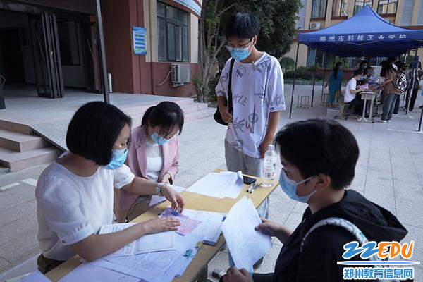 班主任接待新生