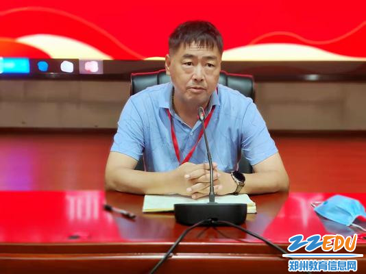校长杨建臣对新任教师寄予厚望