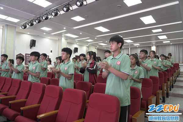 6学生起立鼓掌欢迎_副本
