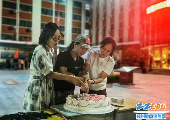 和老师共同切蛋糕