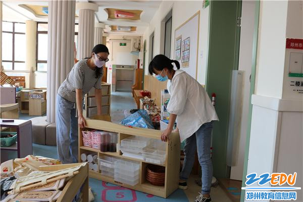 6.老师立即投入到全面清扫工作中