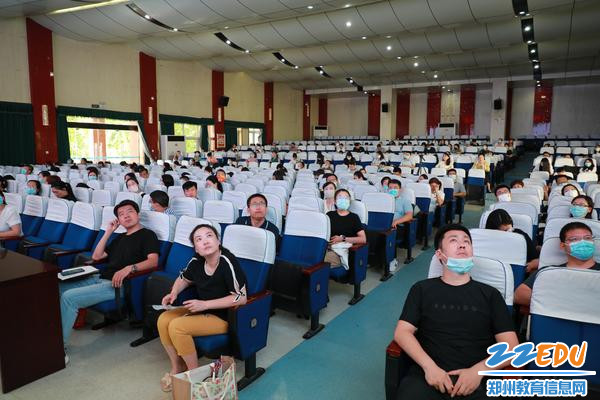 全体教职工认真聆听