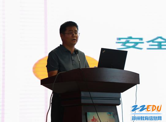 5副校长袁伟民部署安排新学期德育工作和行政工作