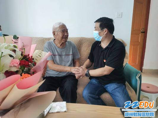 2.副校长郑棣与离休老教师张殿卿亲切交谈