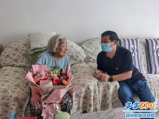 3.副校长郑棣与王先进老师拉家常