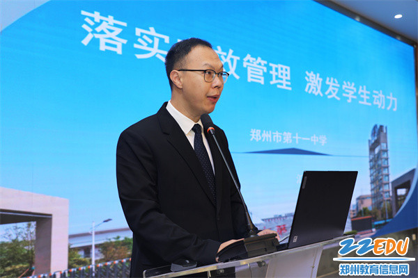 4功勋教师代表王东方老师发言