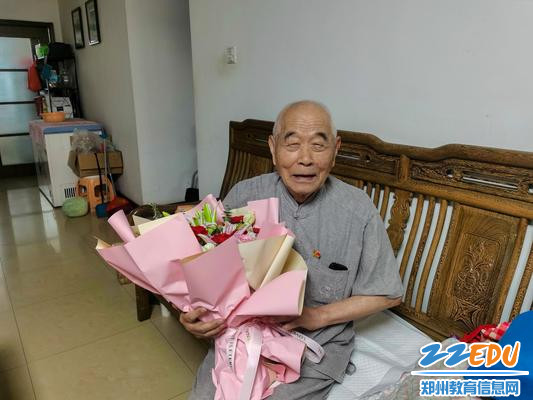 1.庞振邦老师脸上洋溢着幸福的微笑