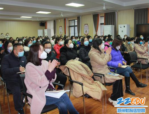 4与会人员认真聆听