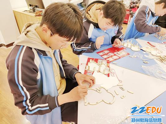3学生全神贯注地制作兔年手工灯笼_副本