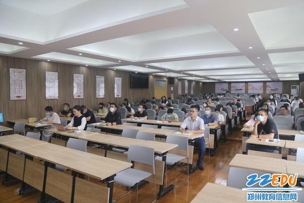 教师专业发展共同体全体成员认真听讲