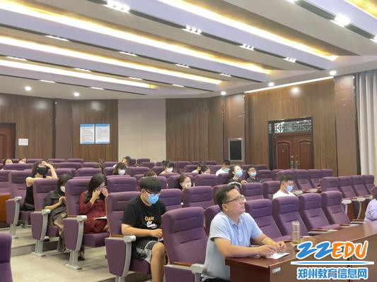 3.参会教师全神贯注、积极参与