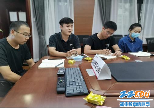 青年教师曹豪杰在进行分享