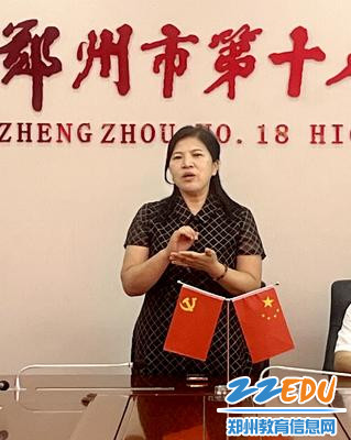 校长段亚萍向退休老教师们汇报学校近况