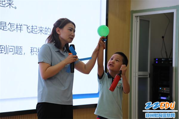 8.教工幼儿园韩露嘉老师进行大班科学活动