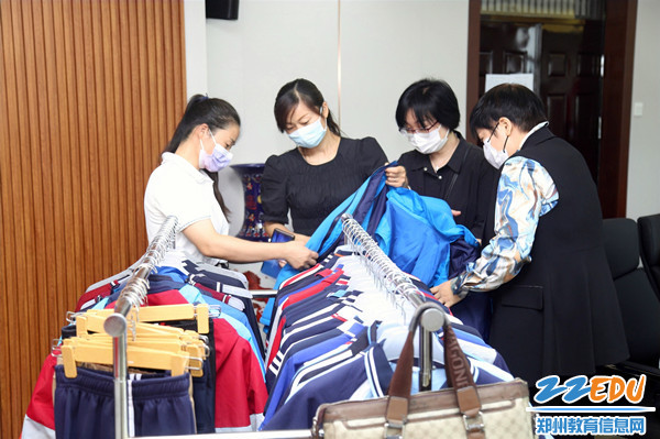 4家长委员会成员查看校服_副本