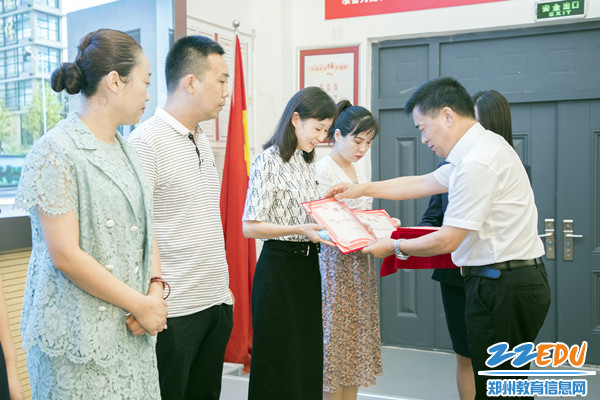 3校长郭勤学为新一届校级家委会成员颁发聘书_副本
