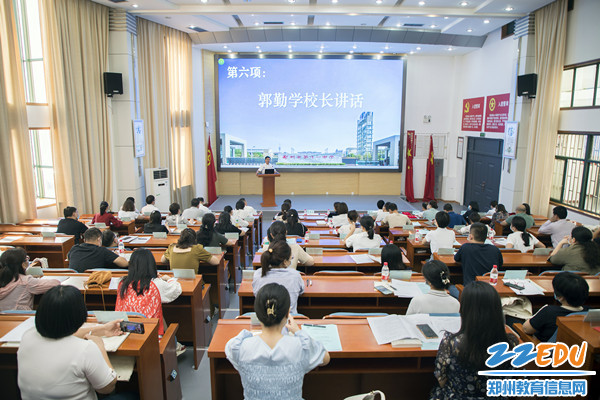 1郑州11中召开家长委员会议_副本