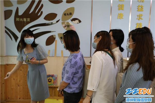4.王丹老师带领学员老师们参观亲子活动室