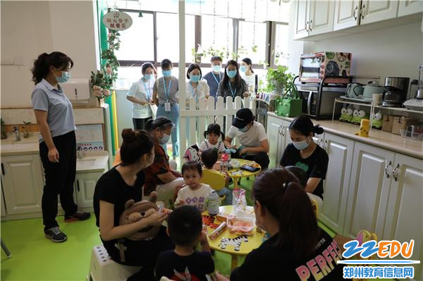 5.学员老师们观看“跳跳班”亲子就餐活动