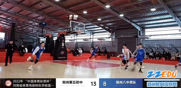 2.五初中男篮队奋勇争先