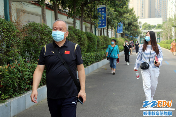 13参观校园，了解校园文化。_副本