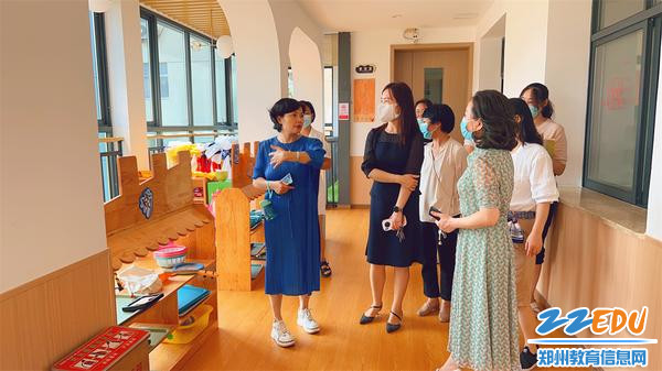 1郑州幼儿师范高等专科学校美术学院副教授解华参观园所环境