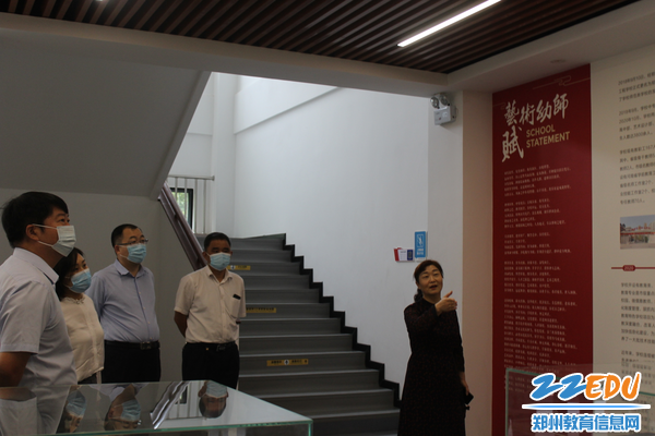 2.介绍学校发展历程