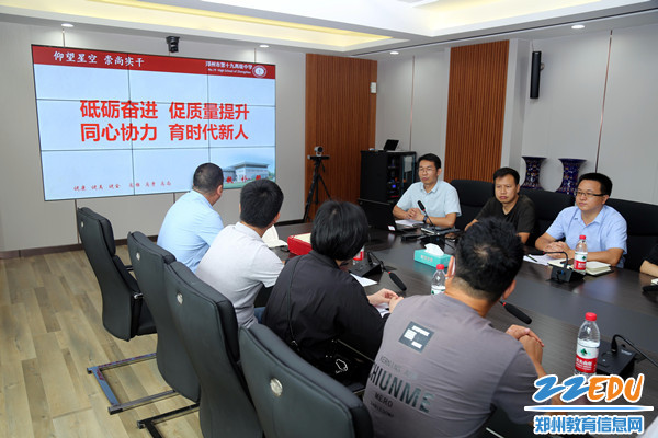 2政教处主任潘冠华介绍学校办学特色和发展成果。_副本