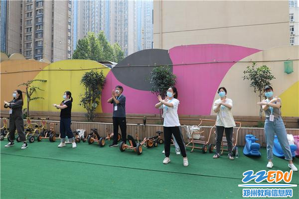 6.学员老师们跟随老师、孩子们一起做课间操