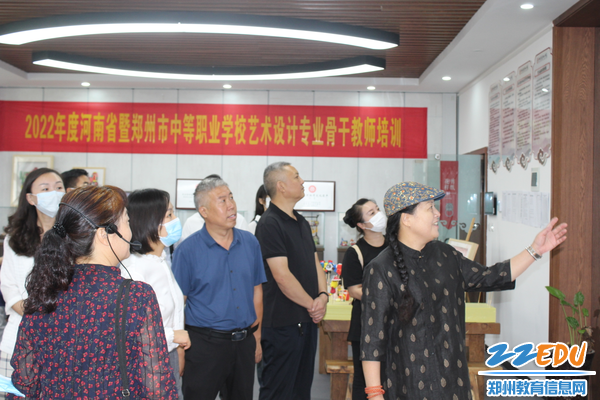 5.市级非遗剪纸传承人杨征老师介绍学校剪纸传习开展情况