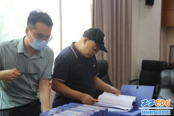 专家组成员认真查阅学校各项材料