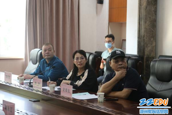 专家组成员正在观看学校视频资料