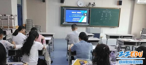 我市教师在校集中组织观摩、学习与研讨（1）