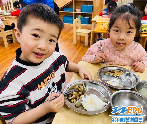 8“幼儿园里的饭真香！”