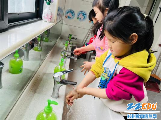 6“看我的小手洗得多干净！“