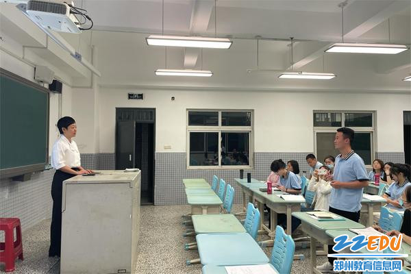 郑州市第一中学师蕊瑾老师做年级教学及管理的分享