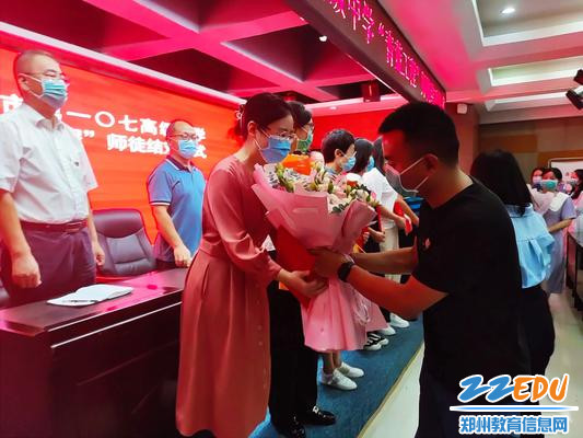 青年老师敬上鲜花