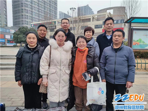 校领导欢送支教教师