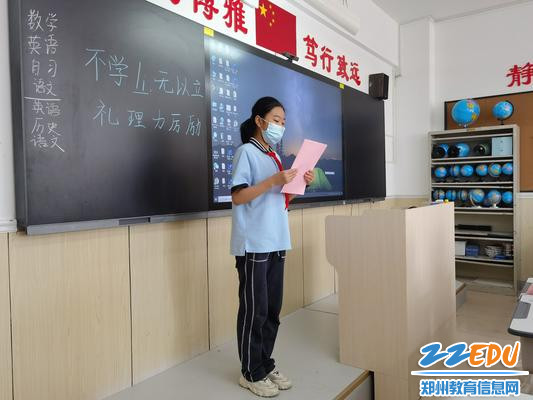 学生宣读倡议书