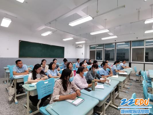 老师们认真专注聆听讲座