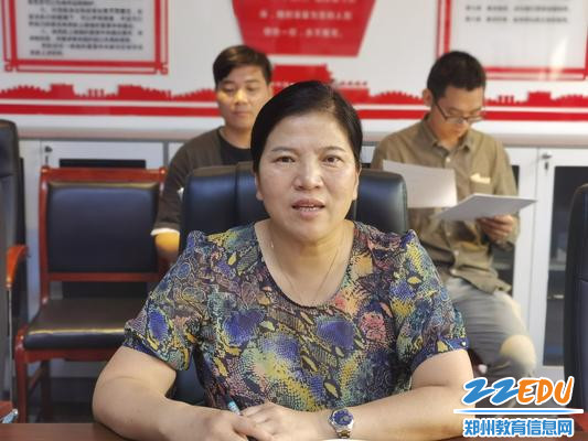 校长段亚萍做总结并进行课题保障表态